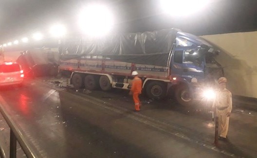 Đà Nẵng: Xe tải và xe đầu kéo tông nhau giữa đường hầm Hải Vân - Hình 2