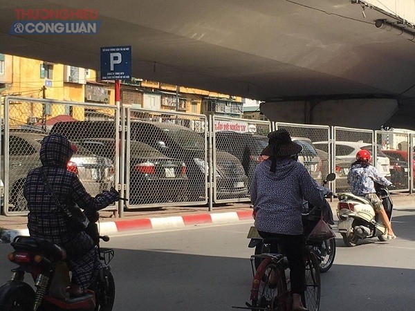 Hà Nội: Bất chấp những quy định cấm, bãi trông giữ xe vẫn nhan nhản dưới gầm cầu - Hình 1