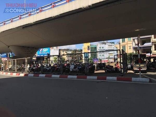 Hà Nội: Bất chấp những quy định cấm, bãi trông giữ xe vẫn nhan nhản dưới gầm cầu - Hình 2