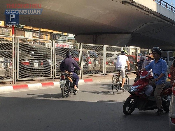 Hà Nội: Bất chấp những quy định cấm, bãi trông giữ xe vẫn nhan nhản dưới gầm cầu - Hình 4