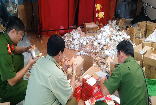 Cần Thơ: Hơn 3.000 chiếc bánh trung thu không nhãn mác được chủ kinh doanh cam kết tự tiêu hủy