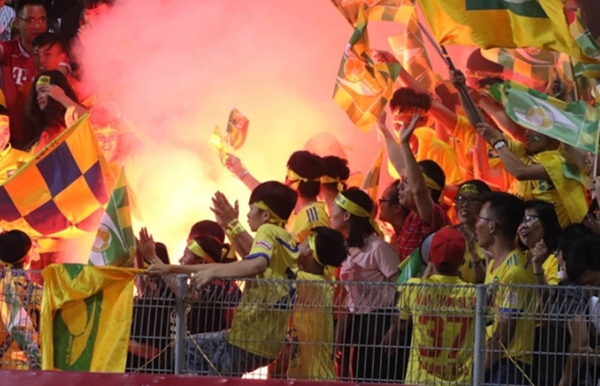 CLB Hà Nội bị phạt 30 triệu đồng trong ngày lên ngôi V.League 2018