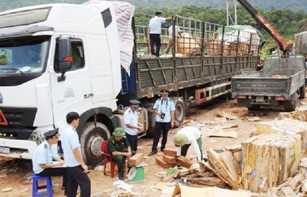 Phát hiện hơn 27m3 gỗ hương và gỗ cẩm được giấu bên trong kiện hàng phế liệu