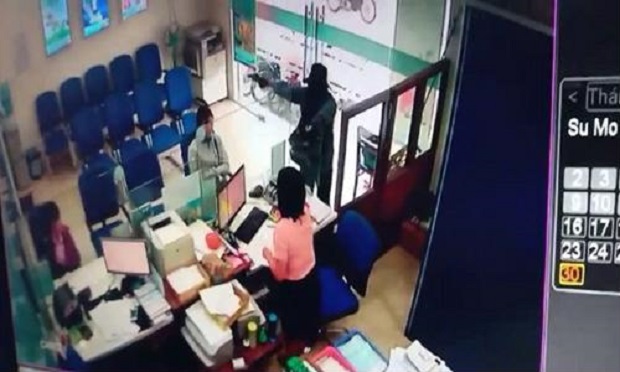 Tiền Giang: Truy bắt hung thủ cướp gần 1 tỷ đồng tại ngân hàng Vietinbank nghi có súng - Hình 1