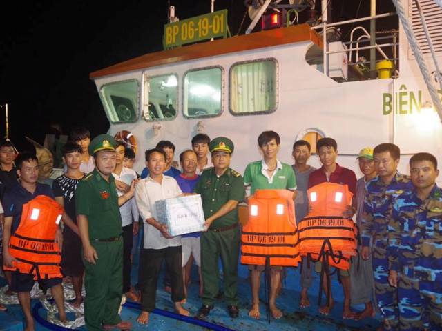 Nghệ An: Cứu hộ thành công 17 ngư dân vào bờ an toàn - Hình 1