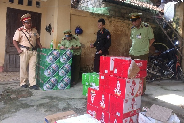 Lạng Sơn: Phát hiện, bắt giữ xe ô tô vận chuyển thực phẩm nhập lậu - Hình 1