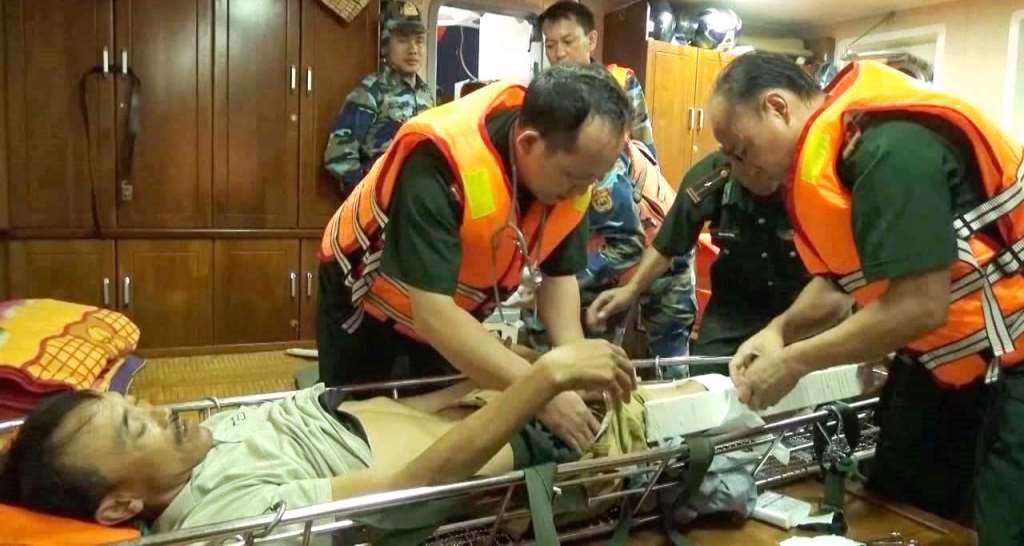 BCH Bộ đội Biên phòng Quảng Trị: Cứu hộ thành công ngư dân bị vỡ xương bánh chè trên biển - Hình 1