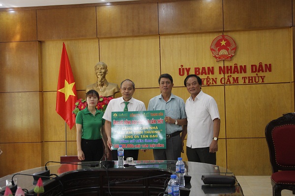 Tập đoàn Mai Linh tặng quà cứu trợ cho người dân vùng lũ Thanh Hóa - Hình 1