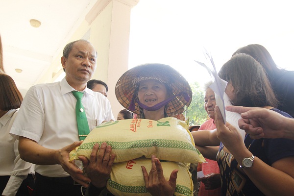 Tập đoàn Mai Linh tặng quà cứu trợ cho người dân vùng lũ Thanh Hóa - Hình 2