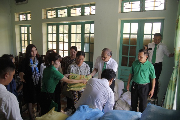 Tập đoàn Mai Linh tặng quà cứu trợ cho người dân vùng lũ Thanh Hóa - Hình 3