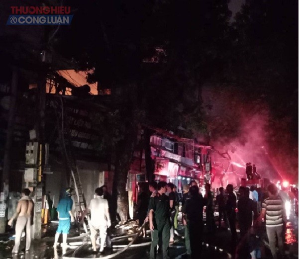 Hà Nội: Cháy lớn gần Bệnh viện Nhi Trung ương - Hình 1