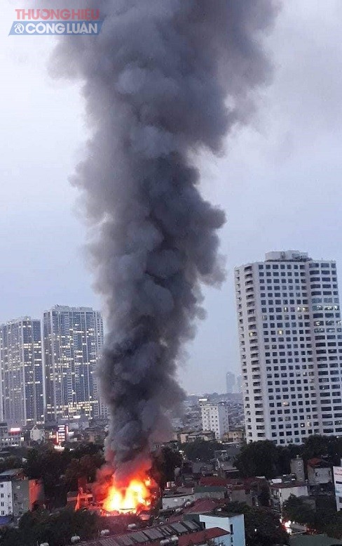 Hà Nội: Cháy lớn gần Bệnh viện Nhi Trung ương - Hình 2