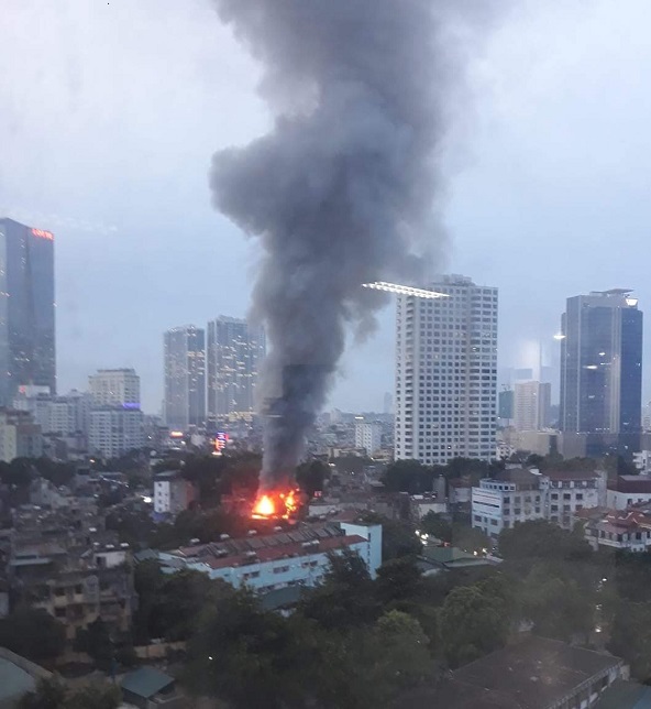 Hà Nội: Cháy lớn gần Bệnh viện Nhi Trung ương