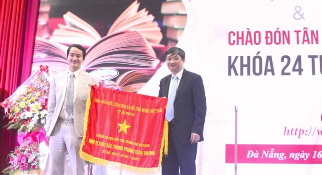 Đà Nẵng: Đại học Duy Tân nhận Cờ thi đua của Chính phủ