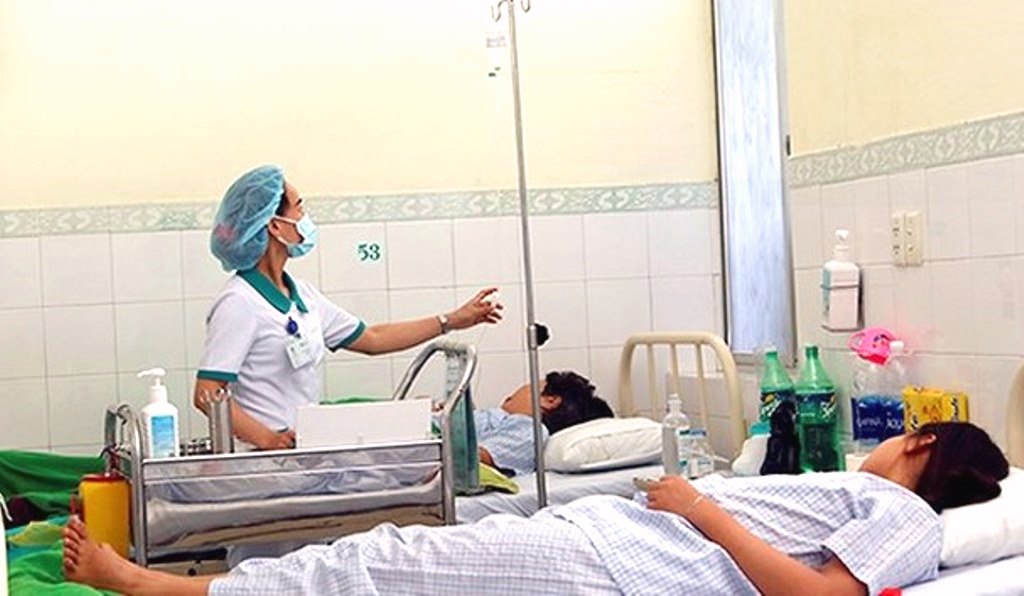 Đà Nẵng: Nghi ngộ độc thực phẩm, 2 du khách tử vong