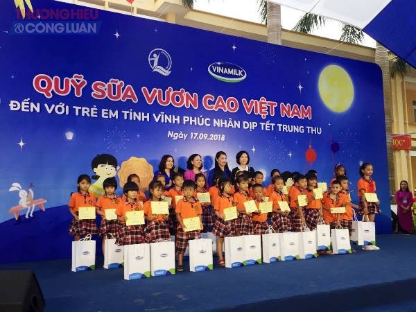 Vinamilk và Quỹ sữa Vươn Cao Việt Nam trao 66.000 ly sữa cho trẻ em tỉnh Vĩnh Phúc - Hình 1