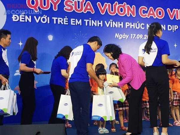 Vinamilk và Quỹ sữa Vươn Cao Việt Nam trao 66.000 ly sữa cho trẻ em tỉnh Vĩnh Phúc - Hình 2