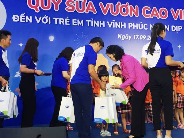 Vinamilk và Quỹ sữa Vươn Cao Việt Nam trao 66.000 ly sữa cho trẻ em tỉnh Vĩnh Phúc