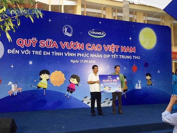 Vinamilk và Quỹ sữa Vươn Cao Việt Nam trao 66.000 ly sữa cho trẻ em tỉnh Vĩnh Phúc - Hình 3
