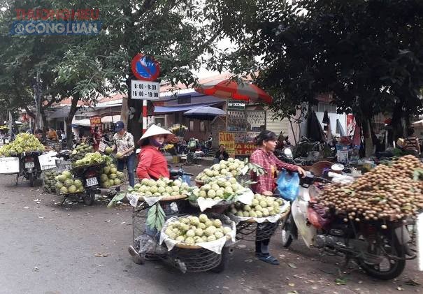 Hà Nội: Đến bao giờ “chợ tự phát” trên đường Nguyễn Thị Thập mới được dẹp bỏ? - Hình 3
