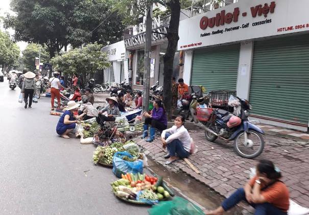 Hà Nội: Đến bao giờ “chợ tự phát” trên đường Nguyễn Thị Thập mới được dẹp bỏ?