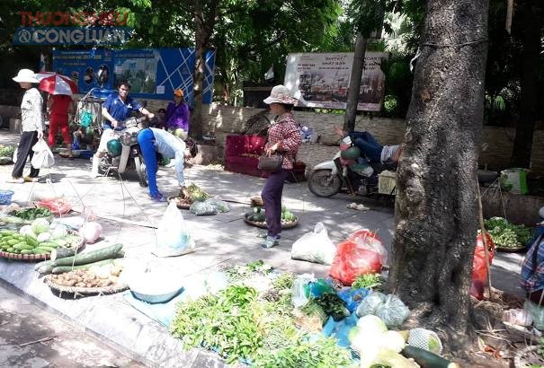 Hà Nội: Đến bao giờ “chợ tự phát” trên đường Nguyễn Thị Thập mới được dẹp bỏ? - Hình 1