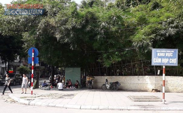 Hà Nội: Đến bao giờ “chợ tự phát” trên đường Nguyễn Thị Thập mới được dẹp bỏ? - Hình 2