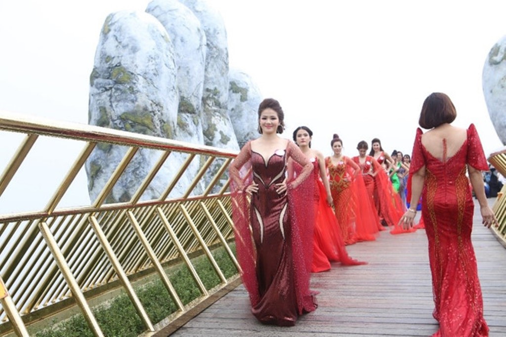 Đà Nẵng: “Nữ hoàng Doanh nhân đất Việt 2018” trình diễn trên Cầu Vàng - Hình 1