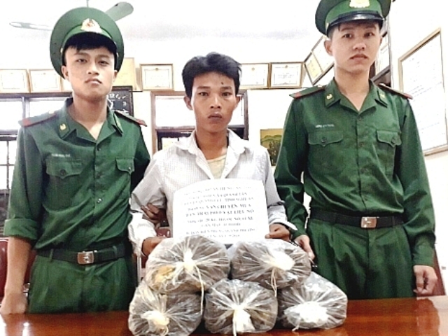 Biên phòng Nghệ An: Bắt đối tượng vận chuyển 20kg thuốc nổ