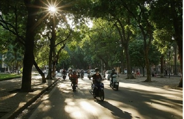 Miền Bắc hửng nắng, miền Nam chiều mưa dông