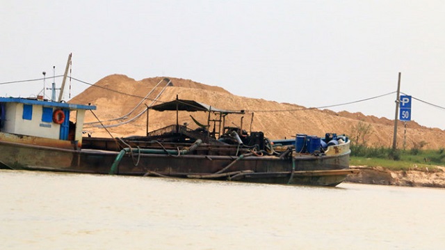 Khai thác cát ồ ạt tại hồ Dầu Tiếng: Ai đang 
