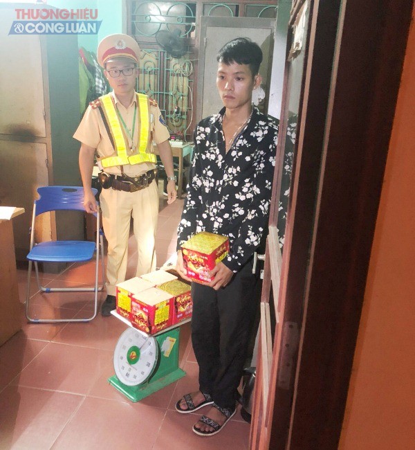 Phòng Cảnh sát giao thông tỉnh Bắc Giang: Phát hiện, thu giữ 21kg pháo hoa - Hình 1
