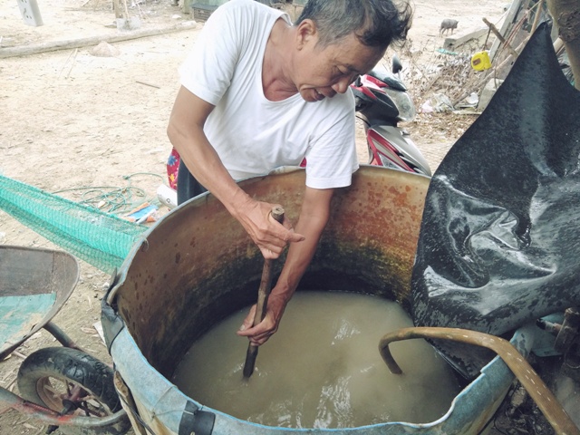 Thanh Hóa: Hàng nghìn hộ dân tại xã nông thôn mới vẫn khổ sở dùng nước nhiễm mặn - Hình 1