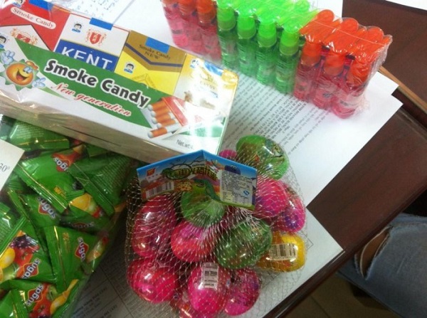 Thu giữ số lượng lớn kẹo, đồ chơi nhập lậu trước Tết Trung thu 2018