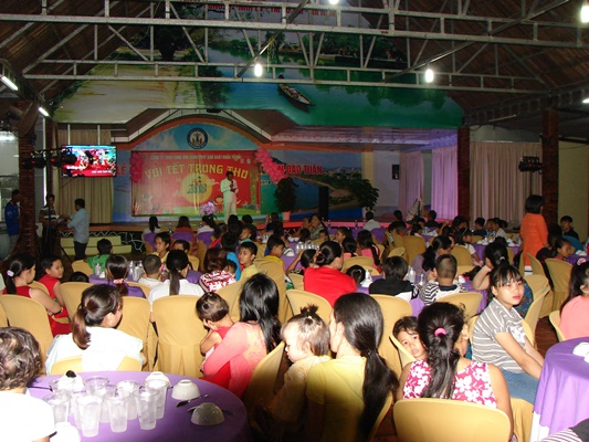 BR-VT: Công ty TNHH cung ứng hàng thủy sản xuất khẩu Tứ Hải tổ chức Tết Trung thu cho các cháu