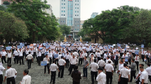 Hàng trăm tài xế Vinasun mang khẩu hiệu đến tòa phản đối Grab - Hình 1