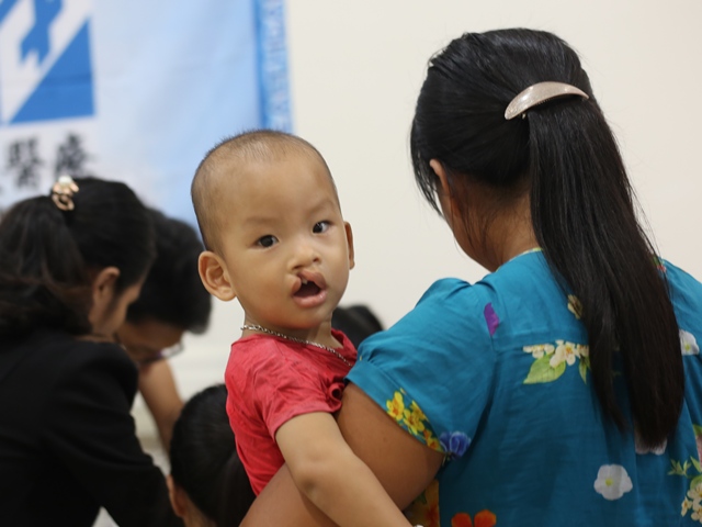 Nghệ An: Hơn 100 trẻ khuyết tật được phẫu thuật nụ cười miễn phí