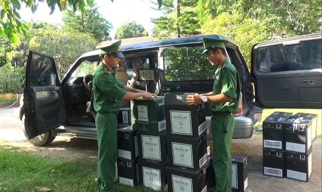 Quảng Trị: Bắt vụ vận chuyển 480 chai rượu lậu - Hình 1