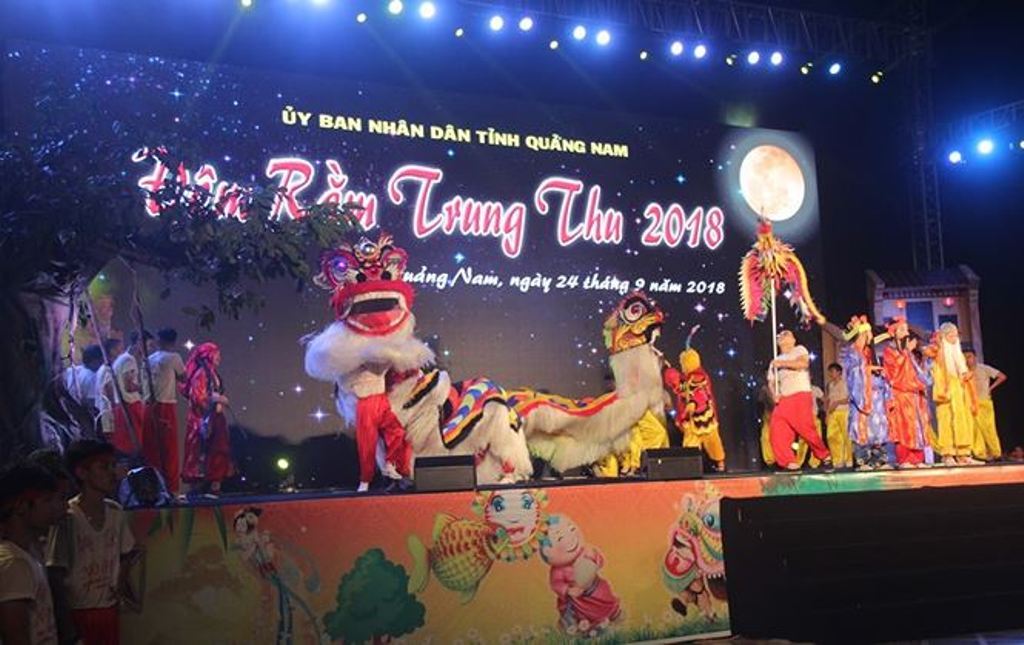 Quảng Nam: Hoa hậu Trần Tiểu Vy vui đêm hội trăng rằm cùng trẻ em