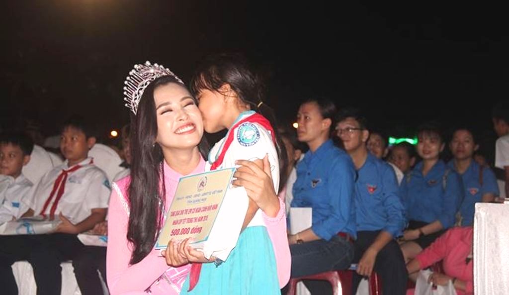 Quảng Nam: Hoa hậu Trần Tiểu Vy vui đêm hội trăng rằm cùng trẻ em - Hình 6