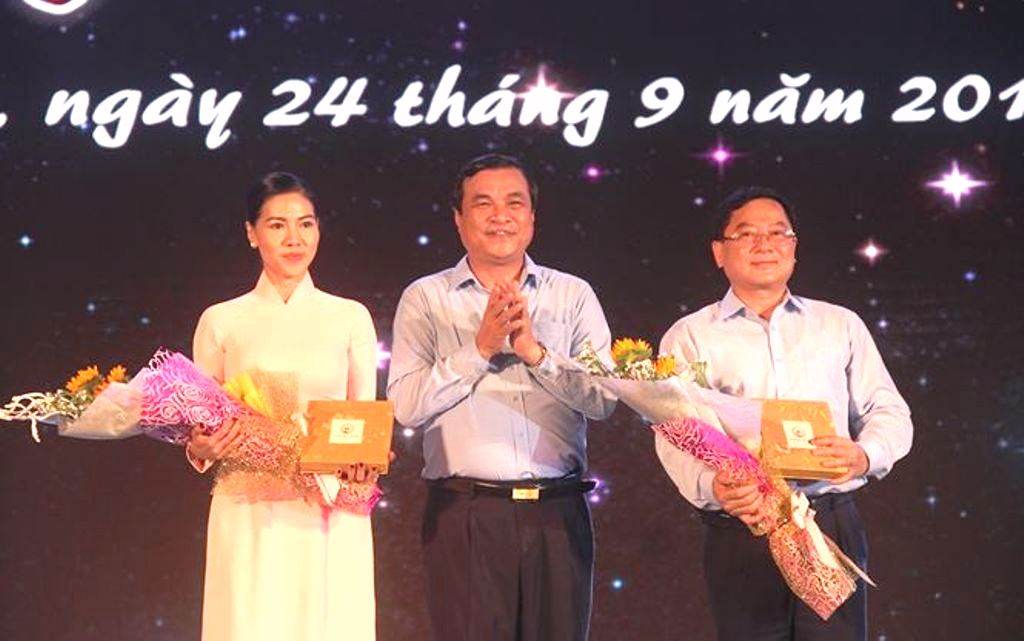 Quảng Nam: Hoa hậu Trần Tiểu Vy vui đêm hội trăng rằm cùng trẻ em - Hình 3