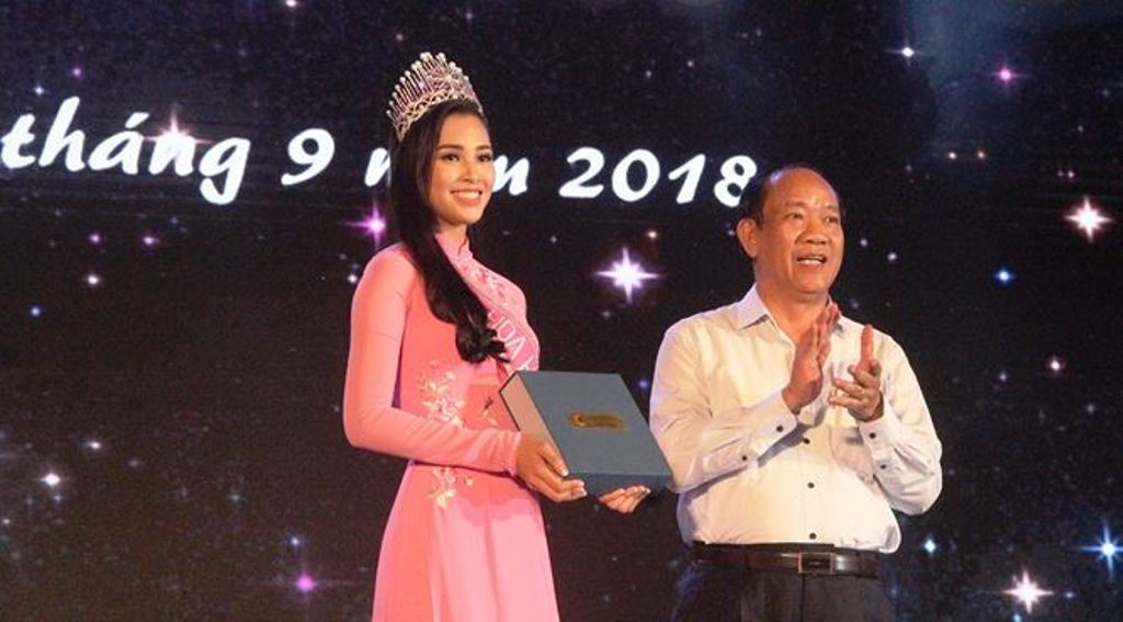 Quảng Nam: Hoa hậu Trần Tiểu Vy vui đêm hội trăng rằm cùng trẻ em - Hình 5