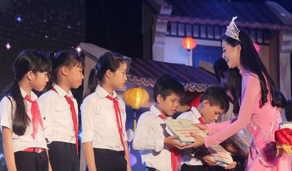Quảng Nam: Hoa hậu Trần Tiểu Vy vui đêm hội trăng rằm cùng trẻ em - Hình 1