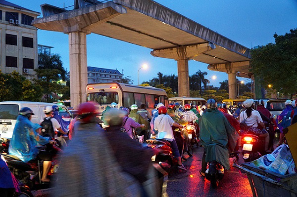 Mưa lớn ngày Quốc tang: Nhiều tuyến phố Hà Nội ngập nặng, giao thông ùn tắc - Hình 2