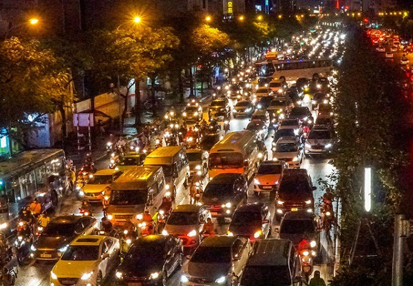 Mưa lớn ngày Quốc tang: Nhiều tuyến phố Hà Nội ngập nặng, giao thông ùn tắc - Hình 1