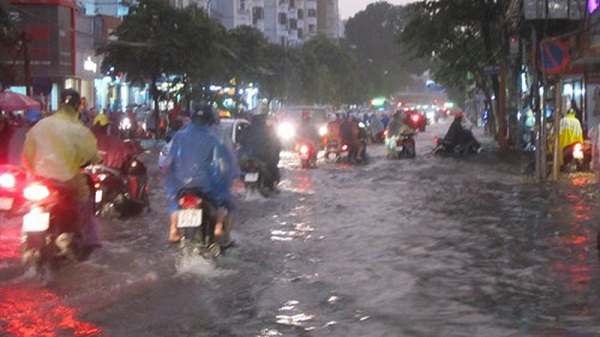 Mưa lớn ngày Quốc tang: Nhiều tuyến phố Hà Nội ngập nặng, giao thông ùn tắc - Hình 3
