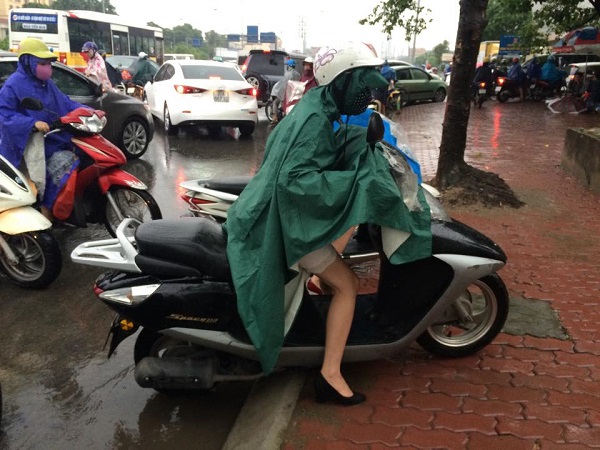 Mưa lớn ngày Quốc tang: Nhiều tuyến phố Hà Nội ngập nặng, giao thông ùn tắc - Hình 4