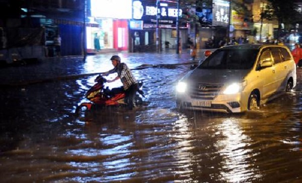 Mưa lớn ngày Quốc tang: Nhiều tuyến phố Hà Nội ngập nặng, giao thông ùn tắc - Hình 5