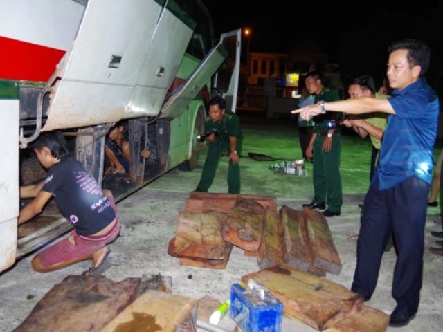Hà Tĩnh: Pháo nổ và gỗ lậu trên xe khách biển Lào - Hình 1