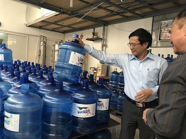 Nguy cơ tiềm ẩn từ nước đóng bình